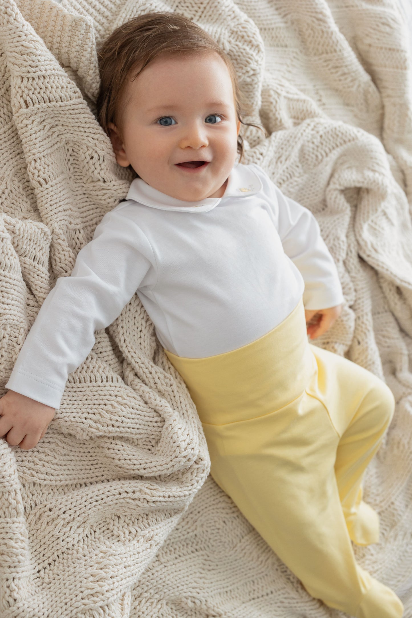 Calça com Cós Alto e com pé Amarelo